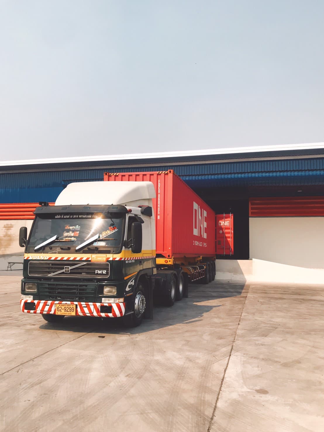 ทางเข้าโกดังหนองจอก กว้างขวาง รองรับรถเทรลเลอร์และตู้คอนเทนเนอร์ 40 ฟุต